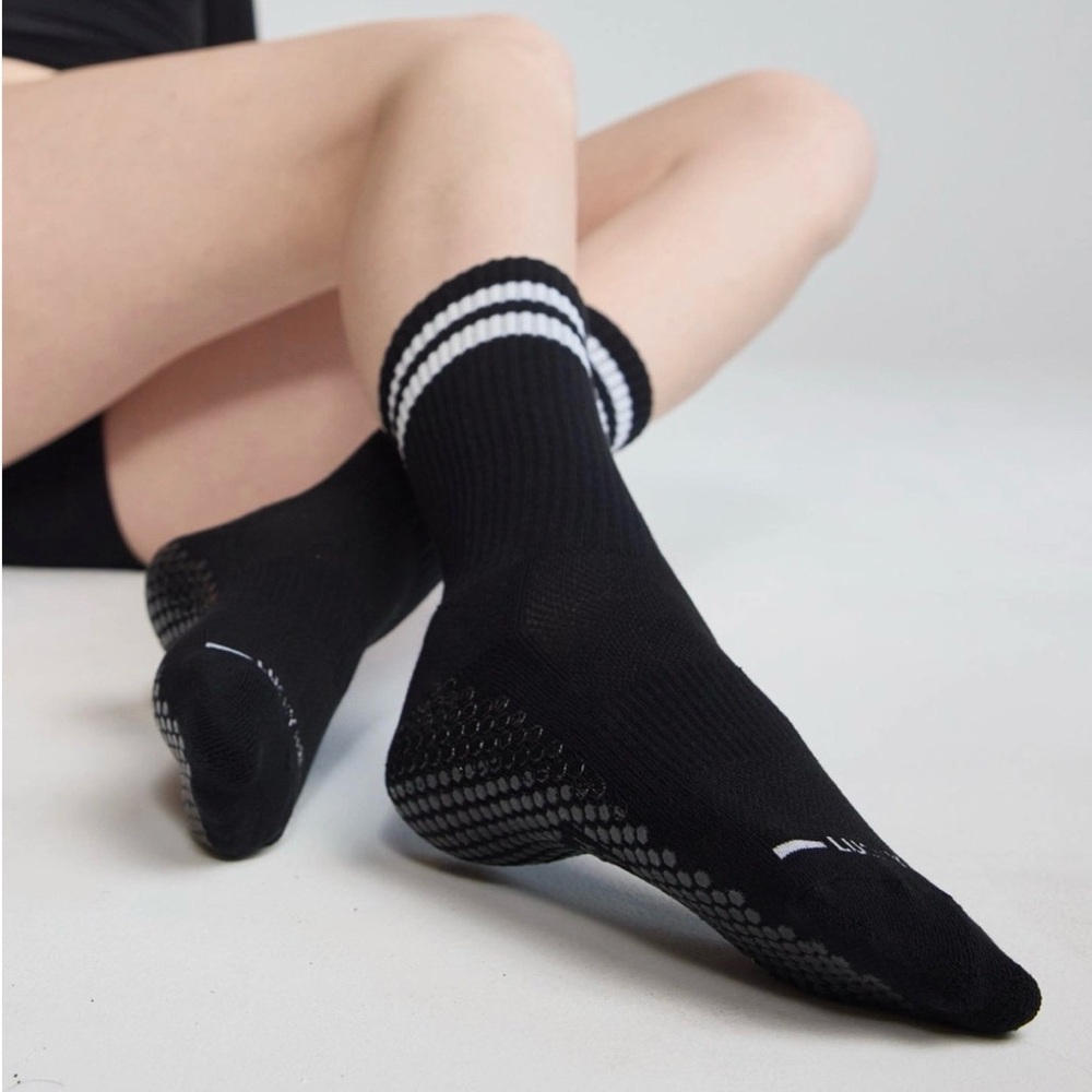 Lucky Honey the tall tube grip socks black